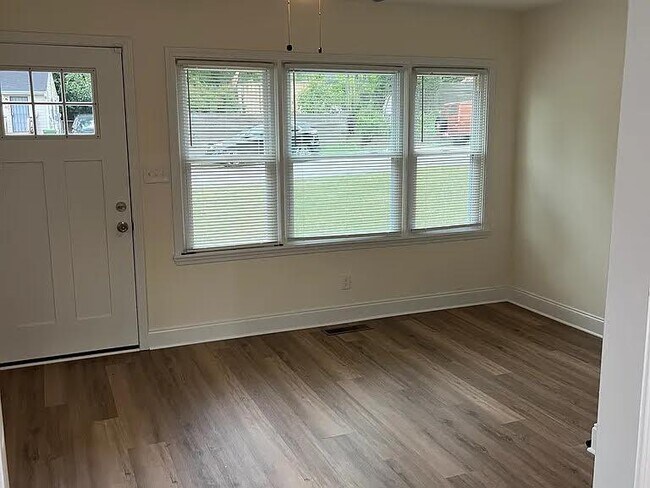 Building Photo - 320 Camfield Ct SW