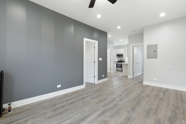 Building Photo - 7624 N Eastlake Terrace