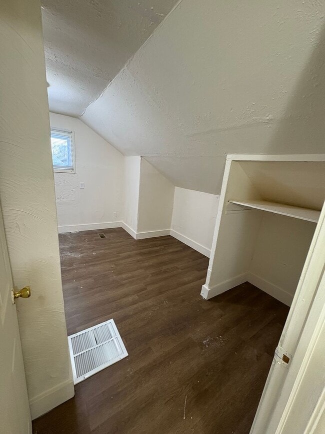 Building Photo - Spacious 4 Bedroom, 1 Bathroom Single Family Home