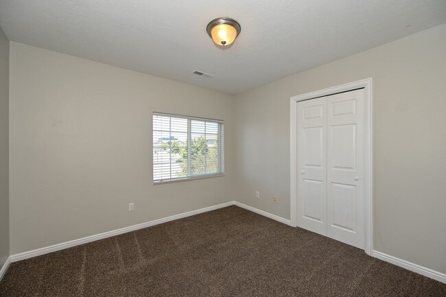 Building Photo - Beautiful 3 Bedroom Condo in Amazing Locat...