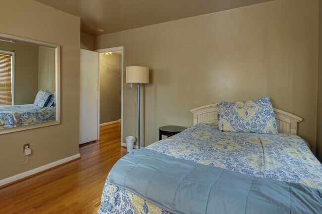 Building Photo - 9305 Pine View Ln