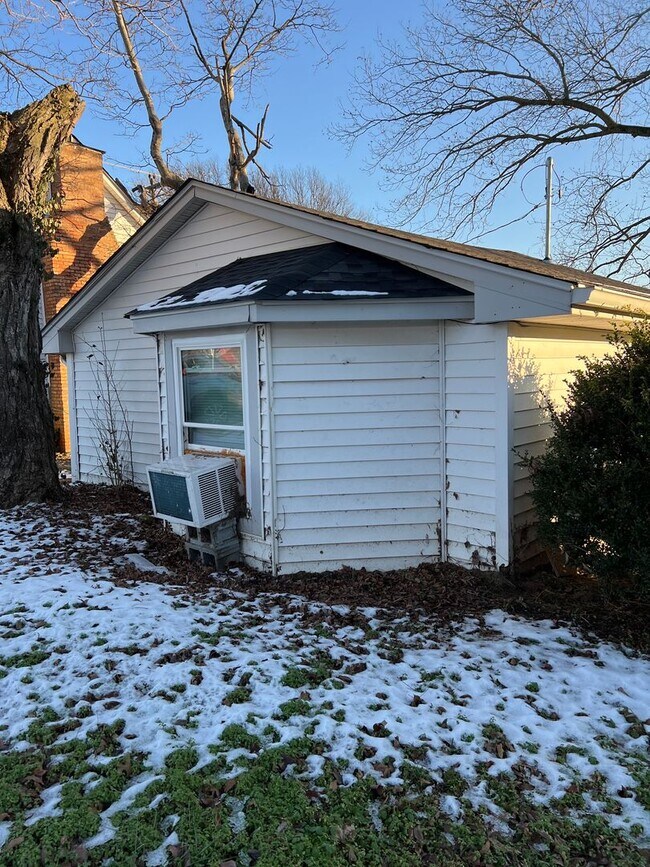 Building Photo - ONE BEDROOM, ONE BATH CUTE HOUSE IN PORTLAND!