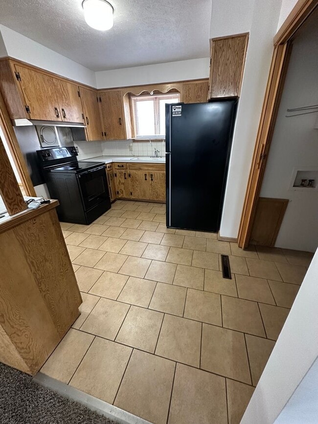 Building Photo - 3 Bedroom, 1 Bathroom House with Carport