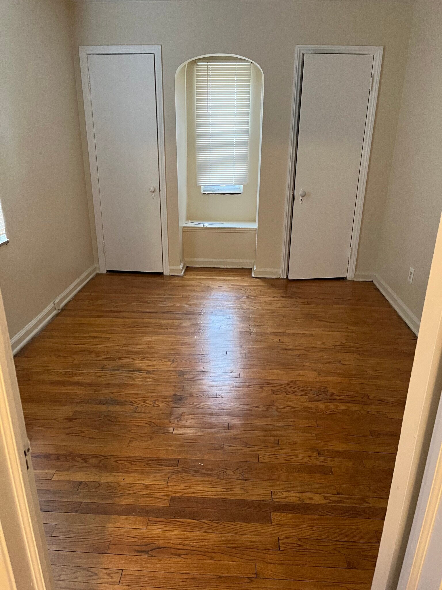 Bedroom with two closets - 15205 Maplewood Ave