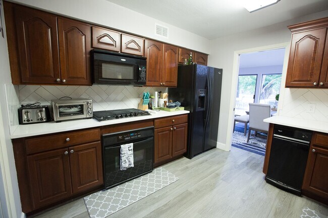 Building Photo - 3007 Willowbend Rd