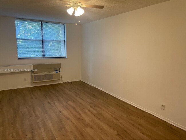 Building Photo - 2401 Riverside Dr