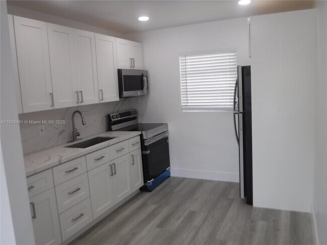 Building Photo - 1045 NE 39th Dr