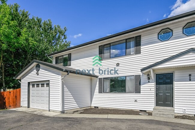 Building Photo - 2 BED & 1.5 BATH DUPLEX FOR RENT