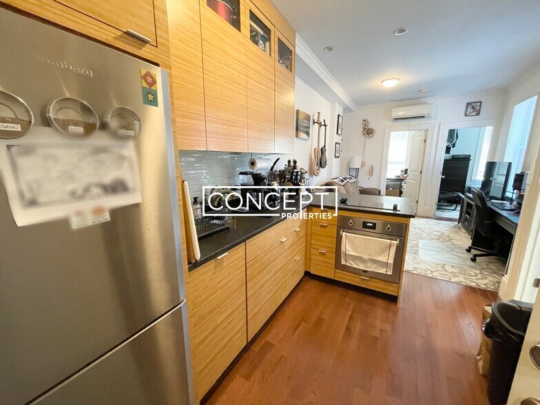 Building Photo - 98 Myrtle St