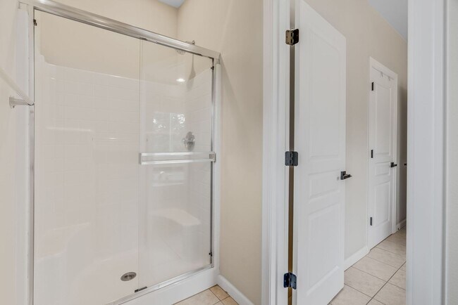 Building Photo - Stunning, spacious 4-bdrm/4-bath in Tigard. Fireplace, massive decks, next to nature