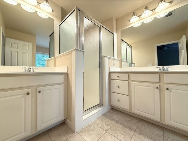 Building Photo - Sandy Springs 3 Bed-3.5 Bath Townhouse in Gated Cambridge, Hardwoods on Main!