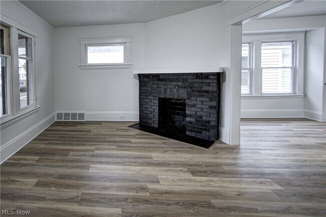 Building Photo - 1931 W 74th St
