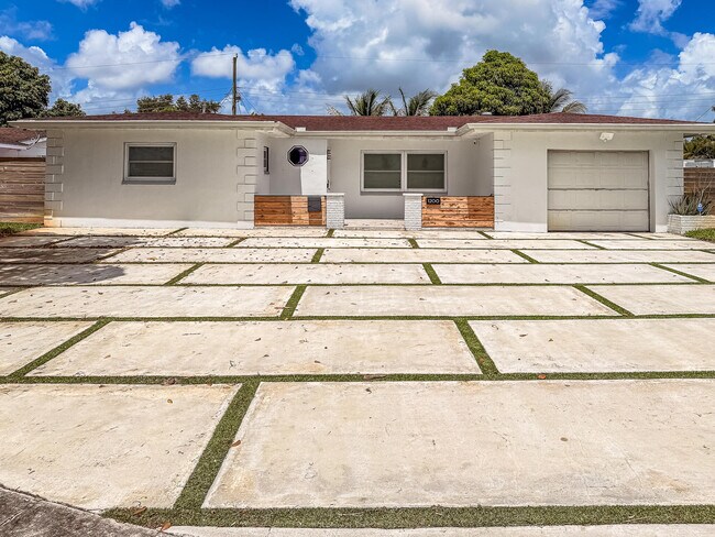 Building Photo - 1200 NW 76th Ave