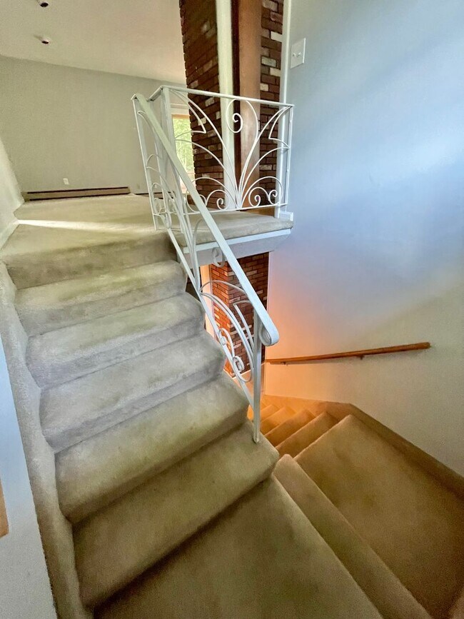 Building Photo - Spacious 4 Bed / 3 Bath Single-Family Home...