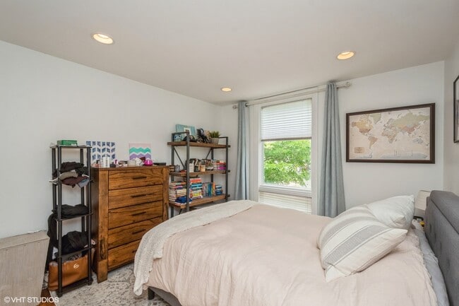 Building Photo - 2103 N Larrabee St