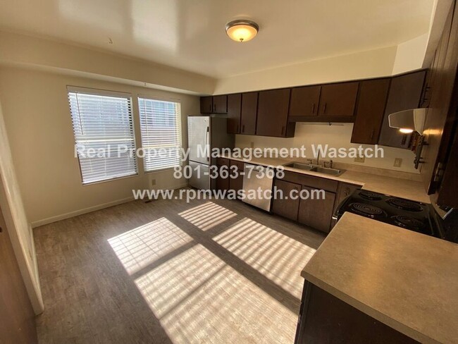 Building Photo - Spacious 3 bedroom, 1.5 bathroom condo in ...