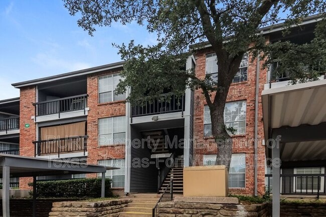 Building Photo - 18333 Roehampton Dr