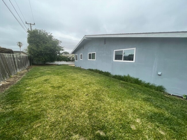 Building Photo - Custom Home in Country Club Estates!