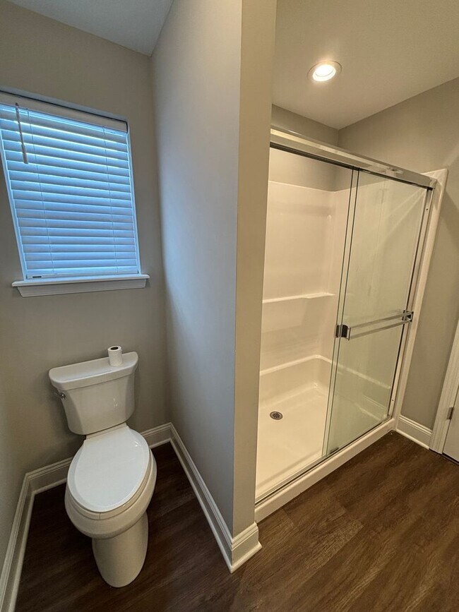 Building Photo - Beautiful Townhome in Washington! - 2 Bedroom