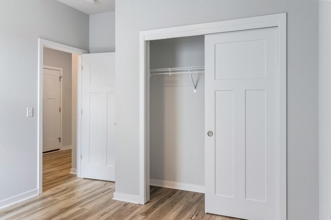 Building Photo - 993 Cascade Cir