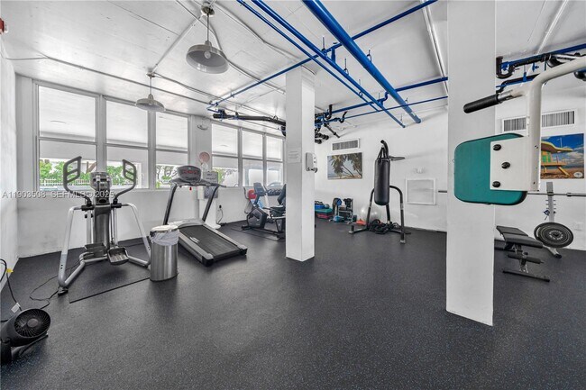 Building Photo - 2016 Bay Dr