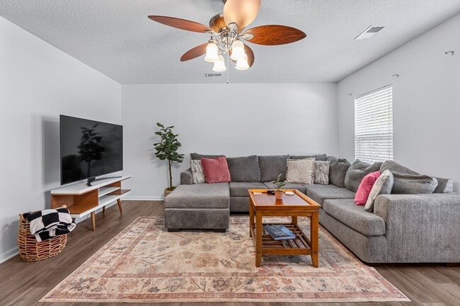 Building Photo - Ranch Style Home in Hunt Club For Rent!