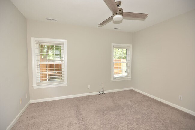 Building Photo - 2 Bedroom Townhome in Cypress Point North