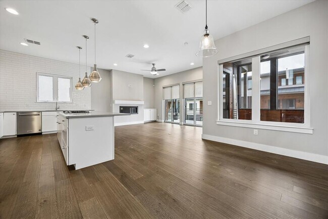 Building Photo - 5006 Pecan Springs Rd