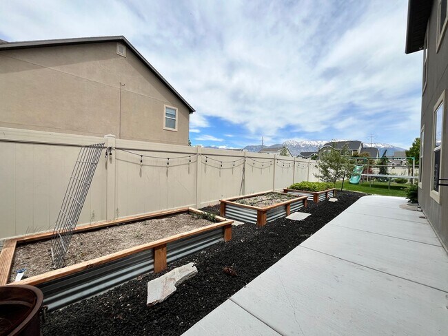 Building Photo - 2049 S Meadow Marsh Dr
