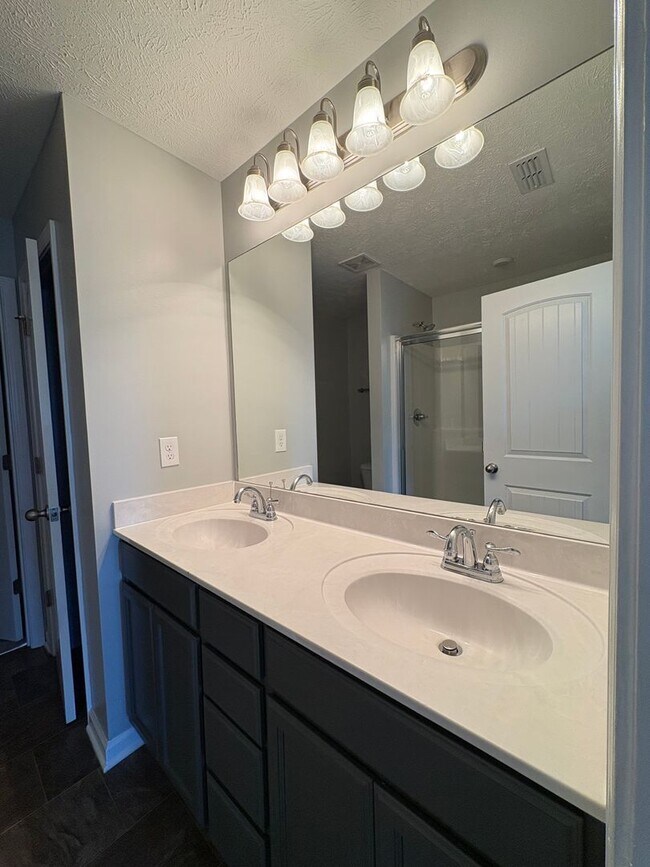 Building Photo - 2 Bedroom Townhome in Antioch