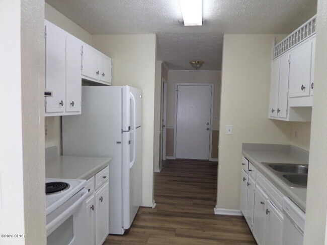 Building Photo - 3727 Greentree Pl