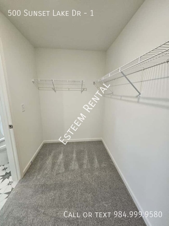 Building Photo - 500 Lake Dr