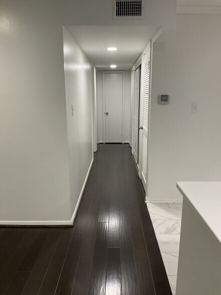 Building Photo - 1001 Woodland Vlg