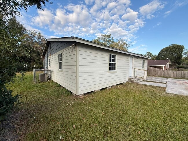 Building Photo - 4831 Saphire Ave