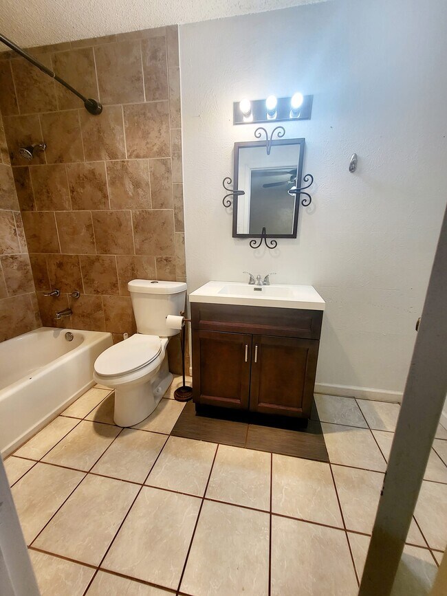 Building Photo - 4017 Eastridge Dr