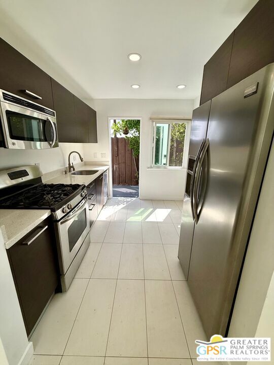 Building Photo - 2030 Ocean Park Blvd