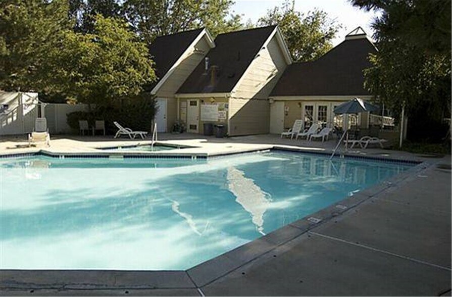 Pool, Hot Tub and Club House - 1221 E Waterside Cv