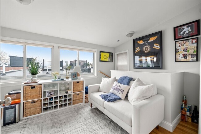 Building Photo - 695 E 8th St