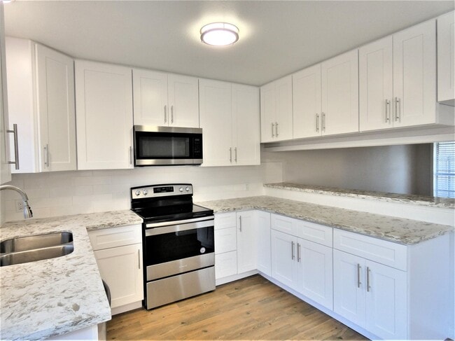 Building Photo - 604 Golfview Dr