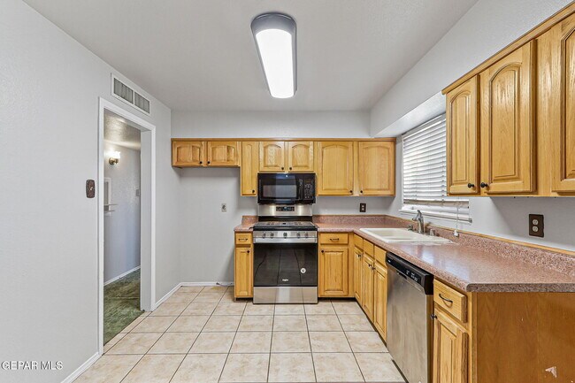 Building Photo - 5828 Sturgeon Dr