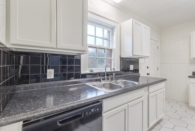 Building Photo - 1304 S Oswego Ave