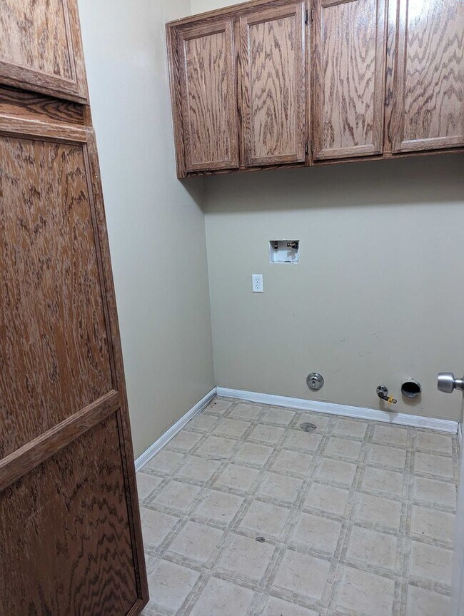 Building Photo - Comfortable Home in East Bakersfield