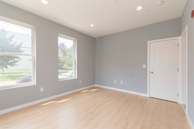 Building Photo - 6 br, 5 bath Triplex - 1507 W OXFORD ST Un...