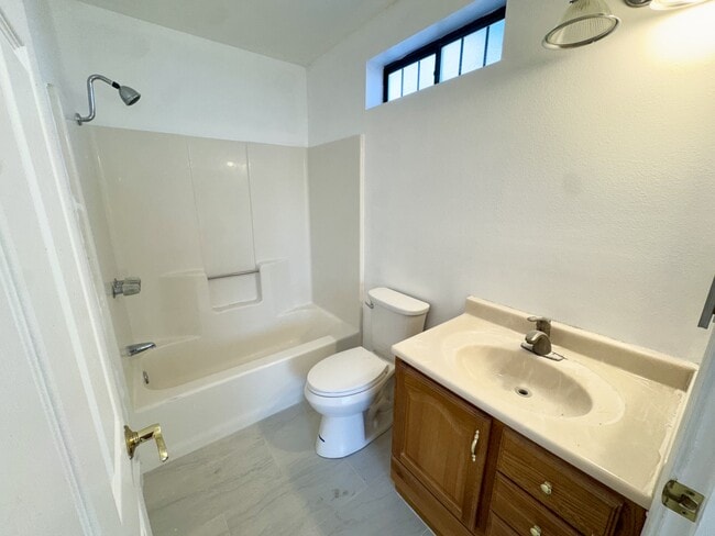 Building Photo - 9808 Susan Ave