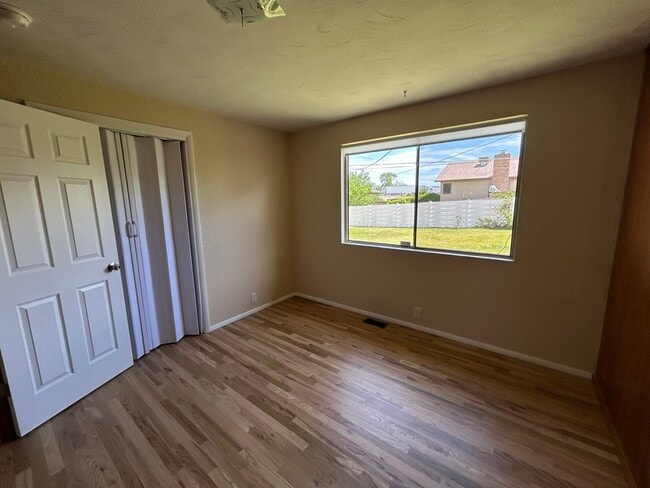 Building Photo - 718 Brassie Dr