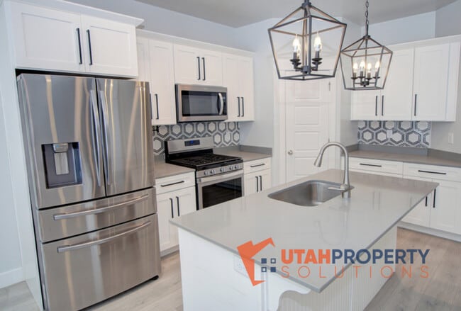 Building Photo - 1734 W Newcastle Ln