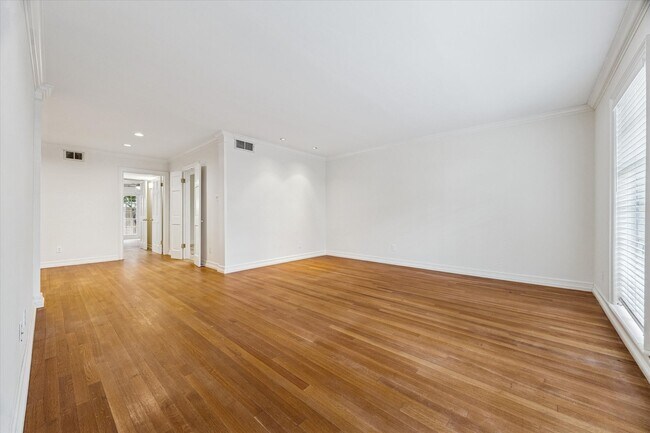 Building Photo - 453 N Post Oak Ln
