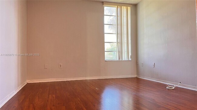 Building Photo - 8850 Fontainebleau Blvd