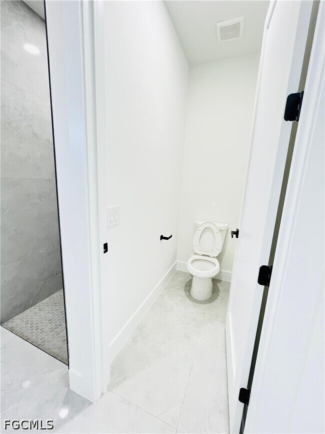 Building Photo - 1422 NE 20th St