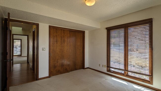 Building Photo - Beautiful 5 Bed, 3.25 Bath Broadmoor Home!